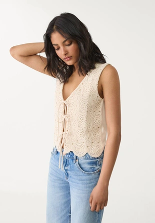 Жилет с деталями из кружева кроше- Заказать в России