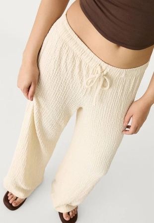 Брюки из рельефной струящейся ткани- Заказать в России