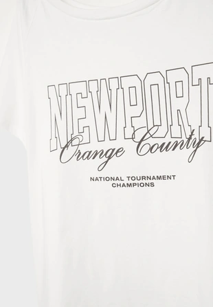 Футболка с надписью NEWPORT- Заказать в России