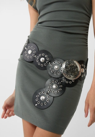 Ремень с заклепками и пластиной- Заказать в России