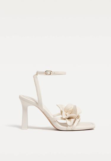 Stradivarius Босоножки на высоком каблуке с деталью “цветок”