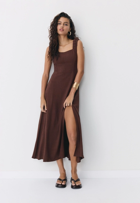 Stradivarius Платье миди с запахом на спине, эффект льна купить с доставкой.