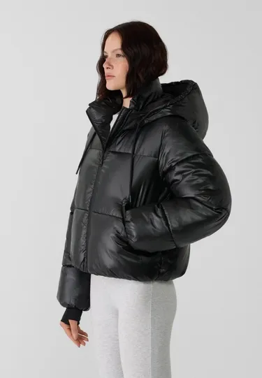 Стеганая куртка с металлическим блеском и капюшоном- Заказать в России