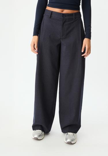 Брюки в полоску с защипами