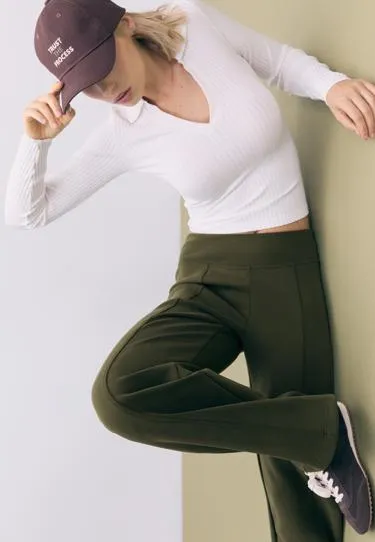 Прямые брюки-джоггеры с мягкой текстурой и складками- Заказать в России