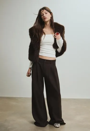 Футболка с присборенными открытыми плечами- Заказать в России