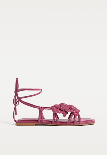 Stradivarius Плоские сандалии с цветком купить с доставкой.