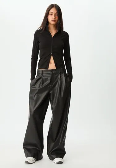 Брюки с защипами из искусственной кожи- Заказать в России