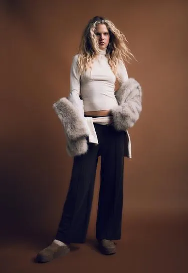 Базовый свитер гладкой вязки с высоким воротником