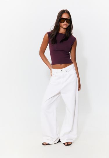 Базовая футболка с вырезом «лодочка»