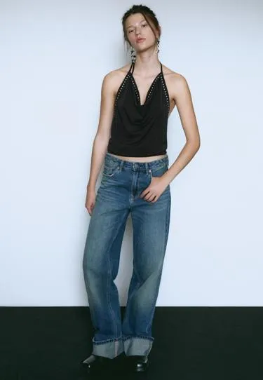 Топ с горловиной халтер и заклепками