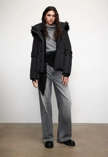 Приталенная стеганая куртка с капюшоном и мехом- Заказать в России