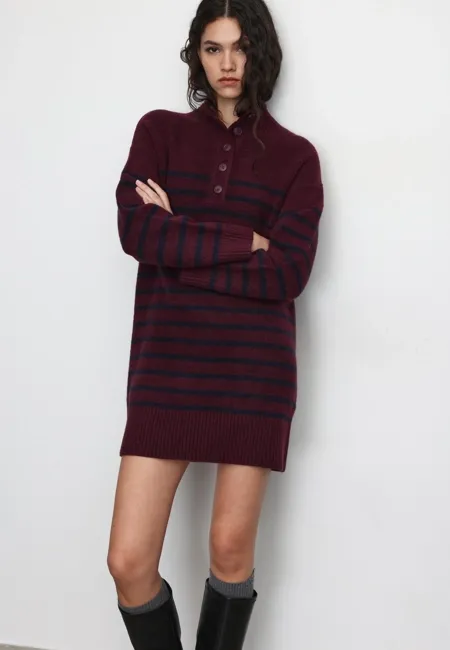 Короткое трикотажное платье в полоску с воротником-трубой- Заказать в России