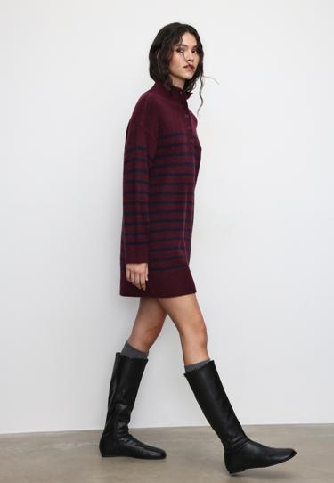 Короткое трикотажное платье в полоску с воротником-трубой