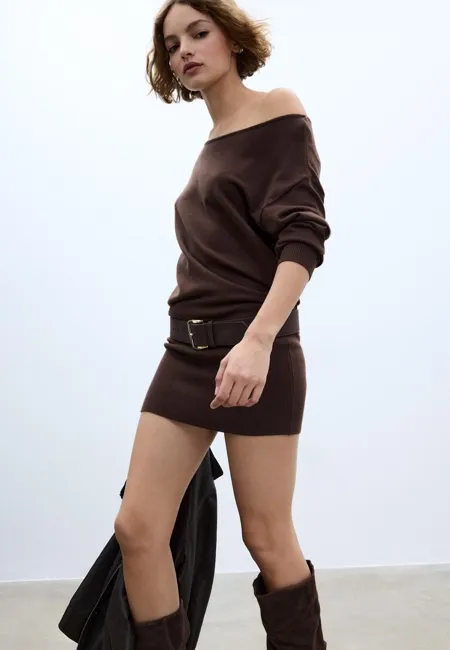 Короткое трикотажное платье с вырезом «лодочка»