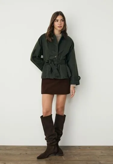 Короткий тренч с вощеным покрытием и поясом
