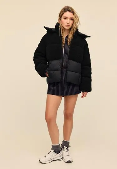 Стеганое комбинированное пальто с отделкой под овчину