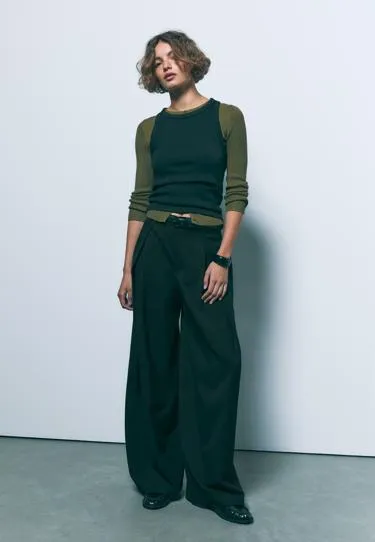 Брюки с большими защипами и ремнем- Заказать в России