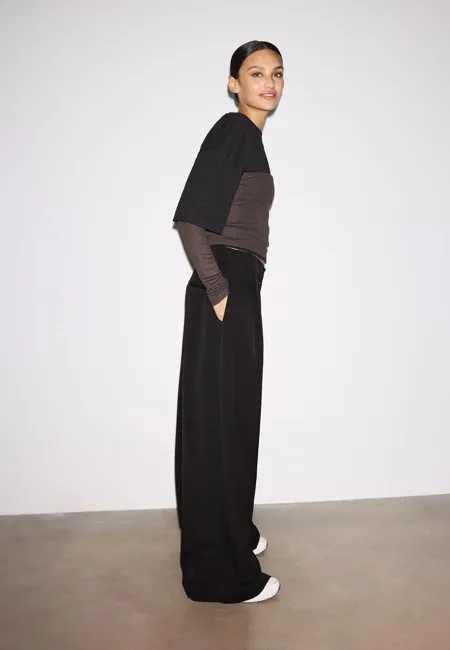 Классические брюки широкого кроя с защипами