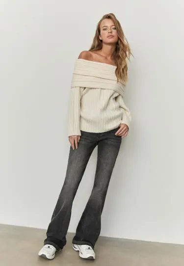 Асимметричный свитер в рубчик с открытыми плечами- Заказать в России