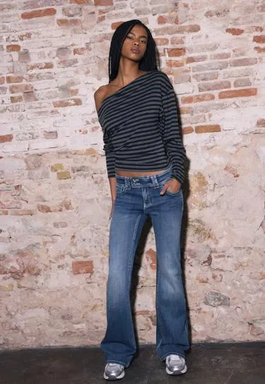 Джинсы клеш с вышивкой на карманах- Заказать в России