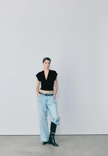 Футболка с V-образным вырезом