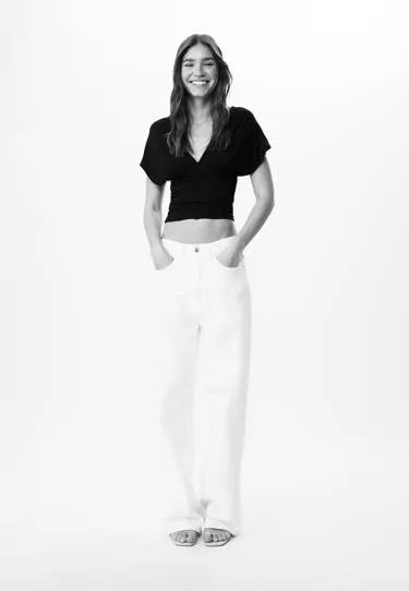 Футболка со сборками и V-образным вырезом