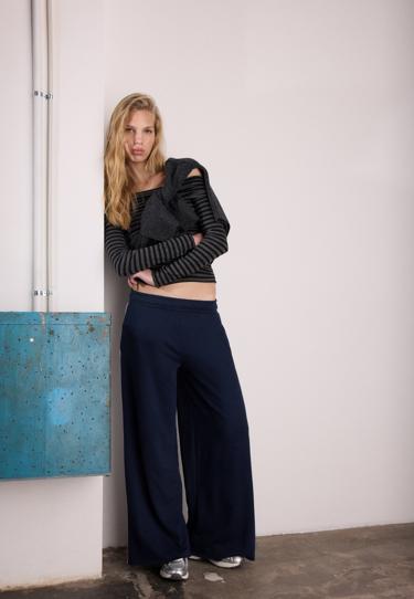 Stradivarius Футболка в полоску с открытыми плечами и сборками купить с доставкой.