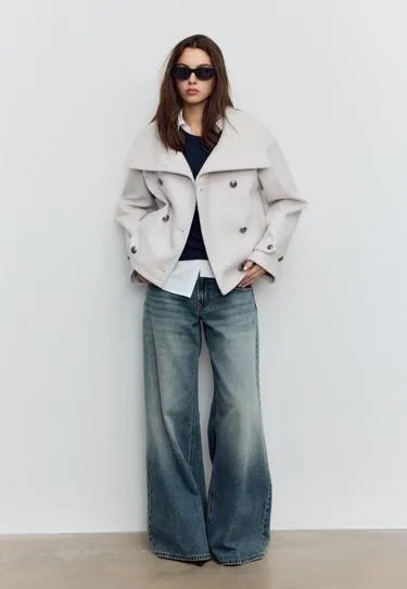 Куртка с высоким воротником и мягкой текстурой