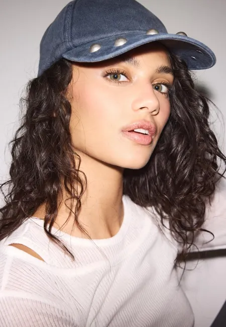 Кепка с эффектом потертости и заклепками- Заказать в России