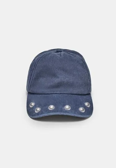 Кепка с эффектом потертости и заклепками