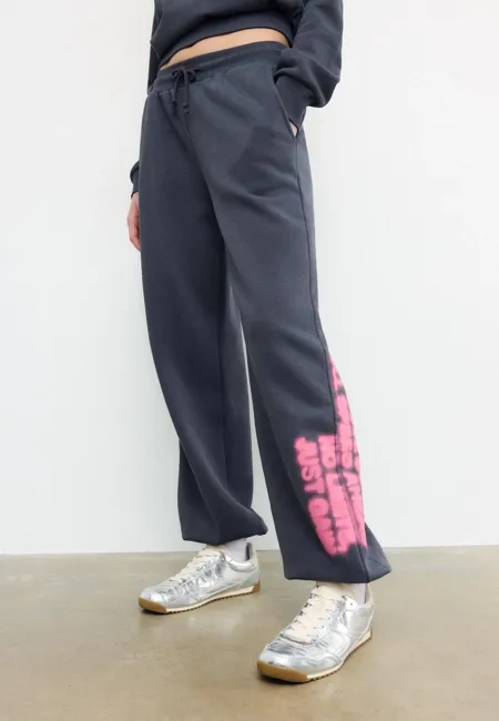 Широкие брюки-джоггеры с принтом- Заказать в России