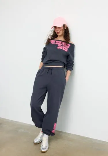 Широкие брюки-джоггеры с принтом- Заказать в России