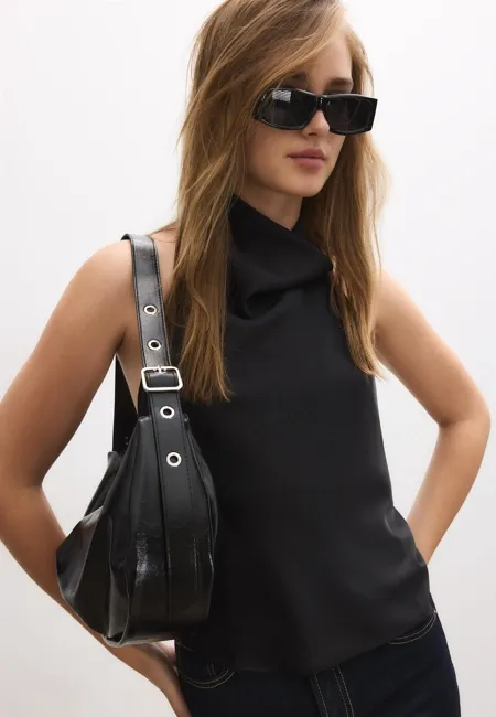 Блестящая сумка на плечо со складками