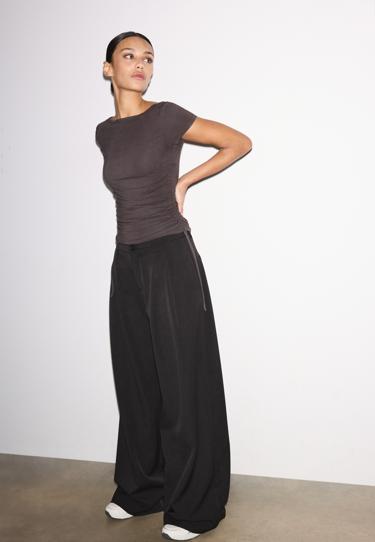 Футболка с короткими рукавами и сборками по бокам