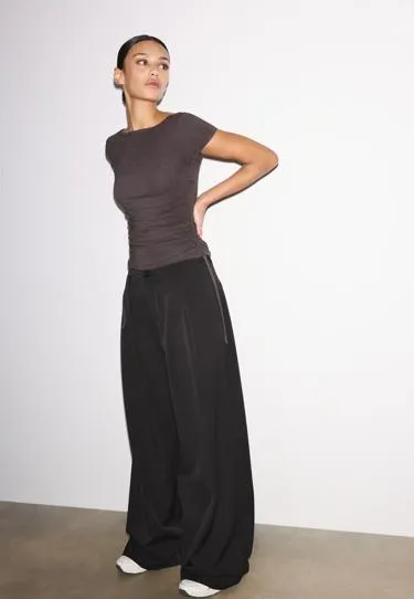 Футболка с короткими рукавами и сборками по бокам- Заказать в России