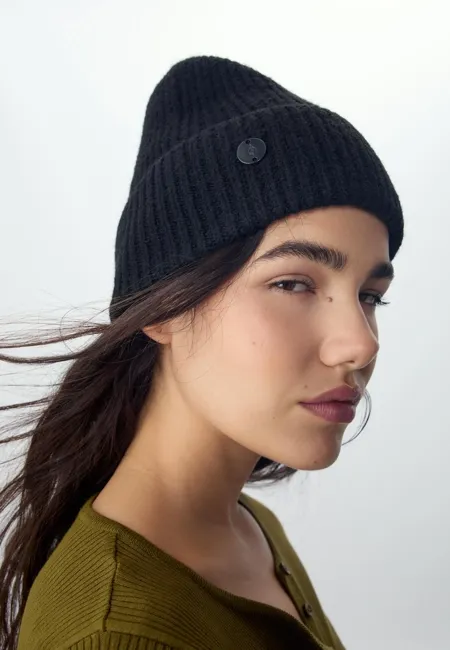 Шапка в рубчик с нашивкой