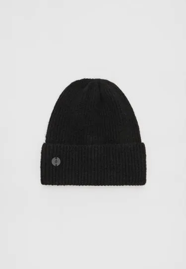 Шапка в рубчик с нашивкой