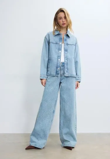 Джинсовая куртка с накладными карманами и блестящей отделкой- Заказать в России