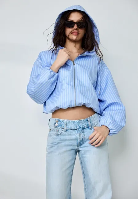 Базовая нейлоновая куртка в полоску с капюшоном- Заказать в России