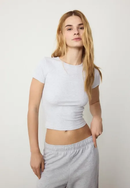 Базовая футболка зауженного кроя