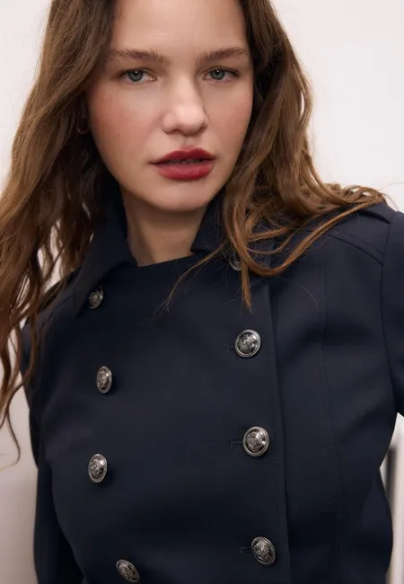 Приталенный пиджак с пуговицами с гравировкой- Заказать в России