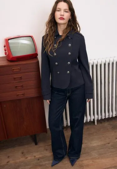 Приталенный пиджак с пуговицами с гравировкой