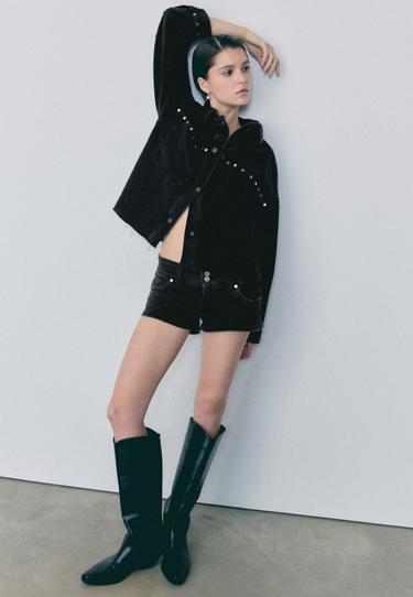 Stradivarius Укороченная джинсовая куртка-рубашка с заклепками купить с доставкой.