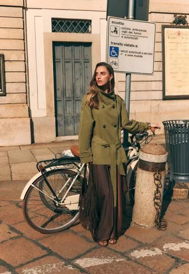 Короткий тренч с высоким воротником- Заказать в России