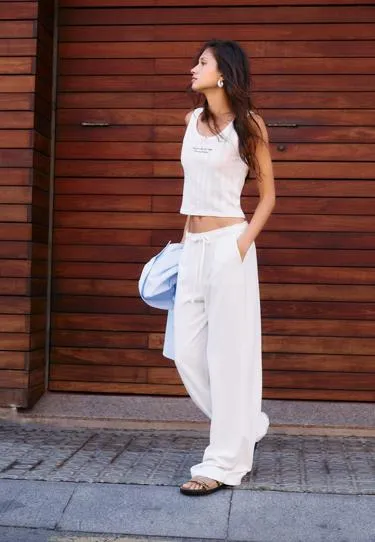 Flowing lineneffect trousers