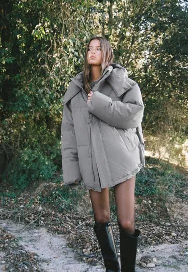 Объемная стеганая куртка с капюшоном
