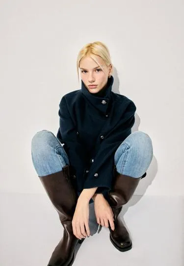 Куртка с высоким воротником и мягкой текстурой- Заказать в России