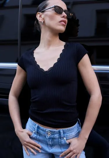 Футболка в рубчик с V-образным вырезом и кружевом- Заказать в России