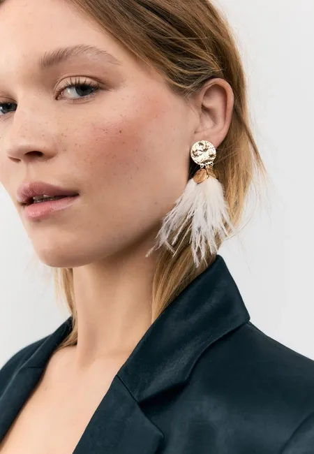 Длинные серьги с текстурированными элементами и перьями